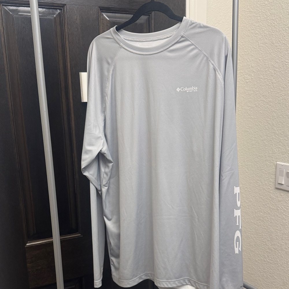 Columbia Men's ‘Terminal Tackle PFG Fish Flag’ Light Gray Long Sleeve Tee